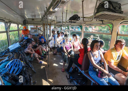 Zlatá Koruna (Goldenkron): Regionalzug von Ceské Dráhy (ČD) mit Passagieren, Tschechisch, Jihocesky, Südböhmen, Süd Stockfoto