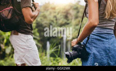 Schuss von Wanderer paar stehen in der Natur hautnah. Frau mit DSLR-Kamera und Mann mit Rucksack. Stockfoto