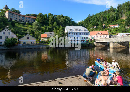 Rozmberk nad Vltavou (Rosenberg): Fluss Vltava (Moldau) mit Paddler und Burg Rožmberk (Burg Rosenberg), Tschechisch, Jihocesky Stockfoto