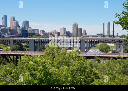 Skyline der Innenstadt von Minneapolis mit zehnten Avenue und nördlichen Pazifik Brücken Mississippi Fluß von der East River Road Stockfoto