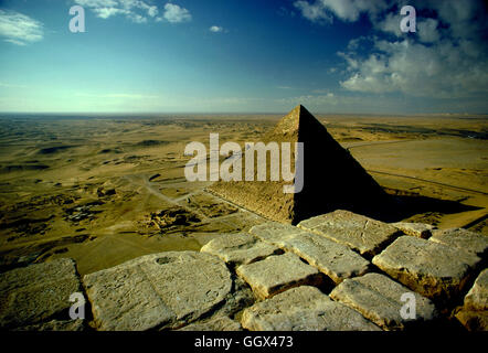Blick auf die große Pyramide von Khefren von der Spitze der größten Pyramide, Gizeh-Plateau aus gesehen. Kairo - Ägypten. Stockfoto