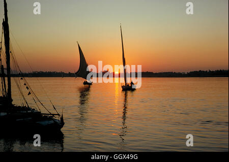 Sonnenuntergang am Nil in Luxor, Ägypten. Stockfoto
