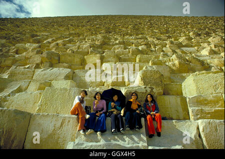 Schulmädchen beim Mittagessen an der Basis der Cheops Pyramide von Gizeh - Kairo, Ägypten. Stockfoto