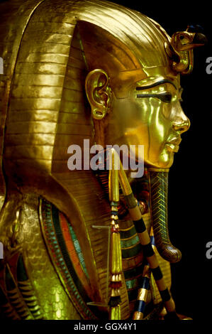 Aus den schätzen des Tut Ankh Amun im ägyptischen Museum in Kairo - gold zweiten Sarg. Ägypten. Stockfoto