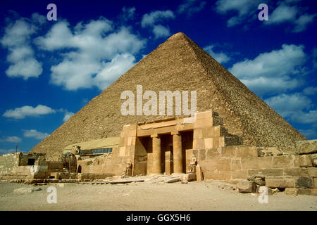 Restaurierte Leichenhalle Tempelfassade und die der Cheops-Pyramide von Gizeh. Kairo, Ägypten. Stockfoto