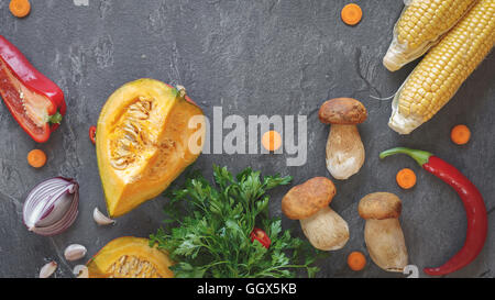 Kulinarischen Hintergrund mit herbstlichen Gemüse und Pilzen. Draufsicht, getönten Jahrgang Bild, Leerzeichen Stockfoto