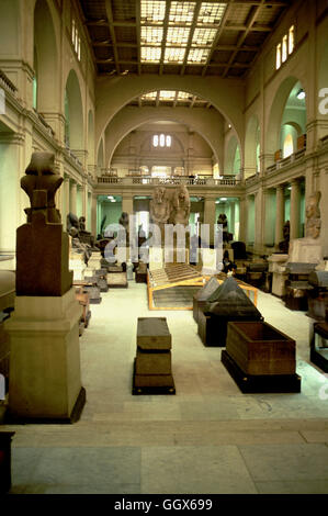 Die Haupthalle im Erdgeschoss des ägyptischen Museums in Kairo, Ägypten. Stockfoto