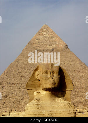 Die Sphinx und die Pyramiden von Khefren (Chephren) in Gizeh, Ägypten. Stockfoto