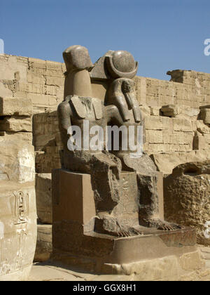 Statuen von Horus und Hathor auf dem Vorplatz des ptolemäischen Tempel des Horus in Edfu – Ägypten. Stockfoto