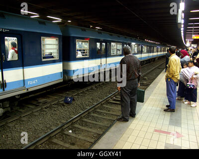 Die Cairo erste Metrolinie wurde 1989 fertiggestellt und mehrere Zeilen sind seitdem hinzugekommen. Ägypten. Stockfoto