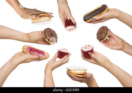 Frau Hände halten verschiedene Kuchen erschossen auf einem weißen Ausschnitt-Hintergrund Stockfoto
