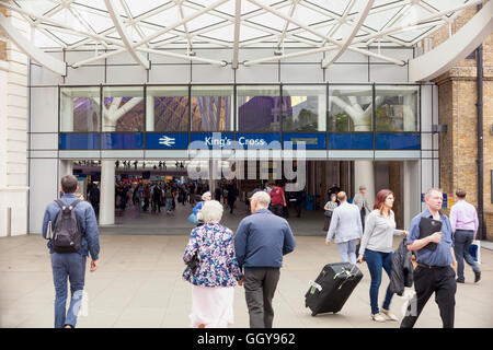Viel beschäftigte Leute gehen über ihr Geschäft an einem Sommertag vor Kings Cross Bahnhof im Zentrum von London Stockfoto