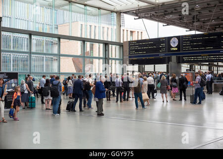 Menge von Pendlern, die Überprüfung der Abfahrtstafeln am Bahnhof St Pancras in London 2 Stockfoto