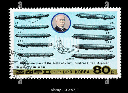 Briefmarke aus Nordkorea Darstellung Ferdinand Adolf Heinrich August Graf von Zeppelin und Diagramme der verschiedenen Luftschiffen. Stockfoto