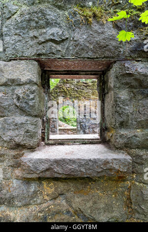 Blick durch das Fenster der verlassenen Burg aus Stein Haus in Wildwood Trail in Forest Park Portland, Oregon Stockfoto