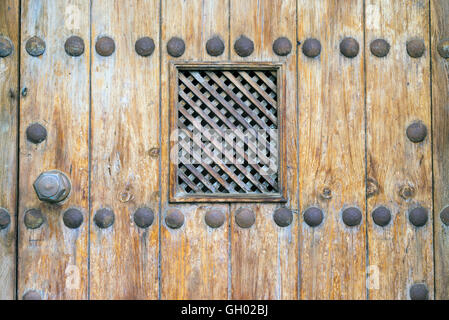 Detail der ein Guckloch in eine alte Holztür Stockfoto