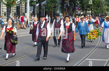 Zürich - 1. AUGUST: Nationalfeiertag-Parade am 1. August 2016 in Zürich, Schweiz. Vertreter der Kantone in einem historica Stockfoto