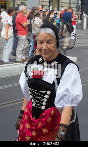 Zürich - 1. AUGUST: Nationalfeiertag-Parade am 1. August 2016 in Zürich, Schweiz. Frau in ein historisches Kostüm. Stockfoto