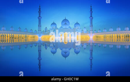 Sheikh Zayed Grand Moschee in der Abenddämmerung, Abu Dhabi, Vereinigte Arabische Emirate Stockfoto