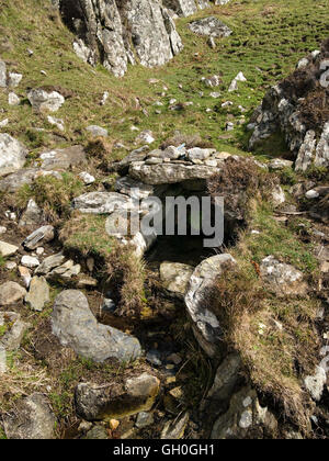 Alten natürlichen Quelle gut von Tobar Challium Chille, Kiloran, Insel Colonsay, Schottland, England, UK. Stockfoto