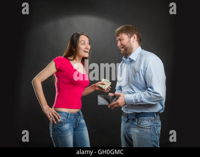 Wobei Mann Frau Geld Stockfoto