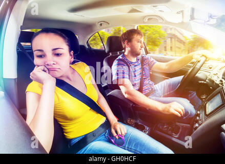 Paar mit dem Auto anreisen Stockfoto