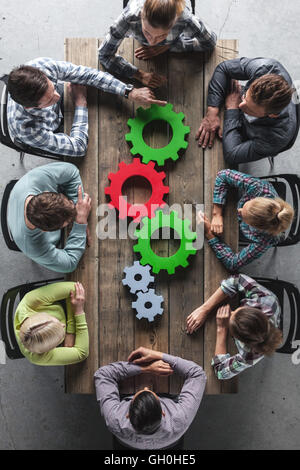 Hipster-Business-Team und Zahnräder brainstorming-Sitzung Planungskonzept Stockfoto