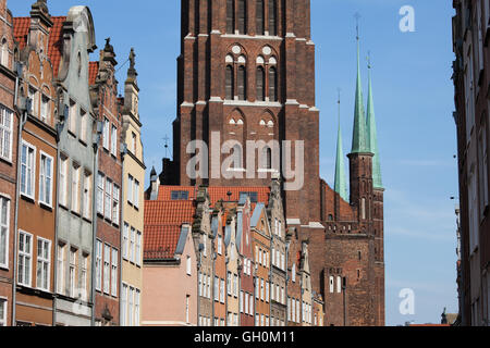 Stadt Danzig in Polen, historische Wohnhaus Häuser, Mehrfamilienhäuser mit Giebeln gegen massive Backsteingebäude der St. Stockfoto