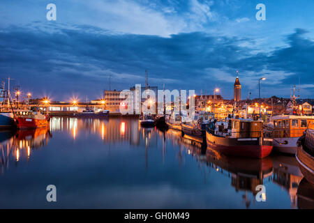 Hafen in Wladyslawowo Stadt in Polen in der Nacht, Angeln, Schiffe und Boote und skyline Stockfoto