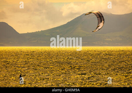 Kite Boarder genießen Wind und Wetter am Strand Newborough, Anglesey, Wales, UK Stockfoto