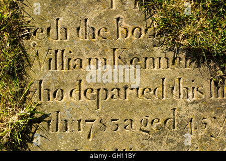 Großbritannien, England, Cheshire, Astbury, Str. Marys Kirchhof, überwucherten Grabstein 1785 Stockfoto