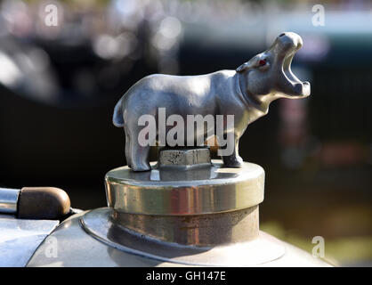 Jüchen, Deutschland. 6. August 2016. Das Ornament eine Motorhaube von einem Bentley aus den 1920er Jahren auf dem Oldtimer-Festival 11. Classic Days in Jüchen, Deutschland, 6. August 2016. Die jährliche Veranstaltung statt findet auf Schloss Dyck. Foto: Horst Ossinger, Dpa/Alamy Live-Nachrichten Stockfoto