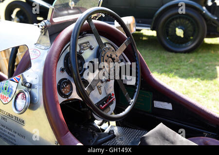 Jüchen, Deutschland. 6. August 2016. Der Fahrersitz eines Bentley Rennwagen aus den 1920er Jahren auf dem Oldtimer-Festival 11. Classic Days in Jüchen, Deutschland, 6. August 2016. Die jährliche Veranstaltung statt findet auf Schloss Dyck. Foto: Horst Ossinger, Dpa/Alamy Live-Nachrichten Stockfoto