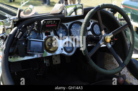 Jüchen, Deutschland. 6. August 2016. Der Fahrersitz eines Bentley Rennwagen aus den 1920er Jahren auf dem Oldtimer-Festival 11. Classic Days in Jüchen, Deutschland, 6. August 2016. Die jährliche Veranstaltung statt findet auf Schloss Dyck. Foto: Horst Ossinger, Dpa/Alamy Live-Nachrichten Stockfoto