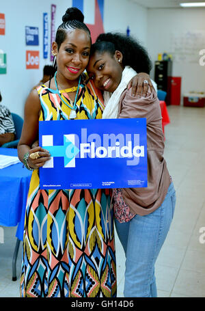 MIAMI GARDENS, FL - AUGUST 06: Tichina Arnold und Tochter da Kai Haggis Besuch der Hillary für Florida Freiwilligen Telefon Bank und Wählerregistrierung im Florida demokratische Partei Miami Gardens Büro am Samstag, 6. August 2016 in Miami Gardens, Florida. Bildnachweis: MPI10 / MediaPunch Stockfoto