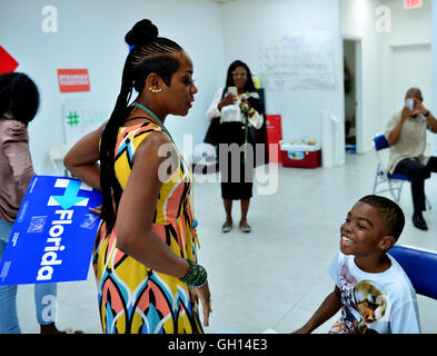 MIAMI GARDENS, FL - AUGUST 06: Tichina Arnold Besuch der Hillary für Florida Freiwilligen Telefon Bank und Wählerregistrierung im Florida demokratische Partei Miami Gardens Büro am Samstag, 6. August 2016 in Miami Gardens, Florida. Bildnachweis: MPI10 / MediaPunch Stockfoto