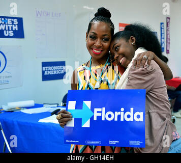 MIAMI GARDENS, FL - AUGUST 06: Tichina Arnold und Tochter da Kai Haggis Besuch der Hillary für Florida Freiwilligen Telefon Bank und Wählerregistrierung im Florida demokratische Partei Miami Gardens Büro am Samstag, 6. August 2016 in Miami Gardens, Florida. Bildnachweis: MPI10 / MediaPunch Stockfoto