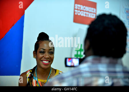 MIAMI GARDENS, FL - AUGUST 06: Tichina Arnold Besuch der Hillary für Florida Freiwilligen Telefon Bank und Wählerregistrierung im Florida demokratische Partei Miami Gardens Büro am Samstag, 6. August 2016 in Miami Gardens, Florida. Bildnachweis: MPI10 / MediaPunch Stockfoto