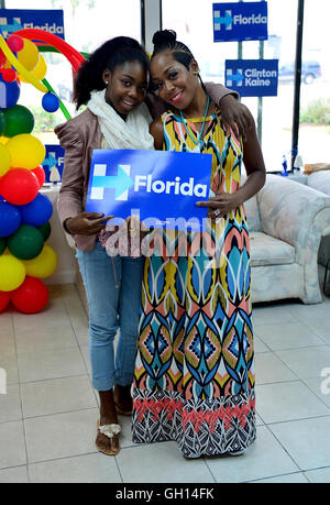 MIAMI GARDENS, FL - 06. AUGUST: Tichina Arnold (R) und Tochter da Kai Haggis Besuch der Hillary für Florida Freiwilligen Telefon Bank und Wählerregistrierung im Florida demokratische Partei Miami Gardens Büro am Samstag, 6. August 2016 in Miami Gardens, Florida. Bildnachweis: MPI10 / MediaPunch Stockfoto