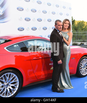 Marbella, Spanien. 6. August 2016. Schauspieler Antonio Banderas und seine Partner vor einem roten Ford Mustang Auto die von Antonio Banderas und Gründer der Starlite Gala, Sandra Garcia San Juan und Sandra Ibarra signiert worden waren. Nicole in Holland geboren ist 20 Jahre jünger als Antonio und sie hat eine Zwillingsschwester Barabra, der auch beim Gala-Dinner unterstützt. Nicole hat einen Hintergrund in Finanz und Wirtschaft und im Moment sind beide im Modeschule Central Saint Martins in London studieren. Bildnachweis: Michelle Chaplow/Alamy Live-Nachrichten Stockfoto