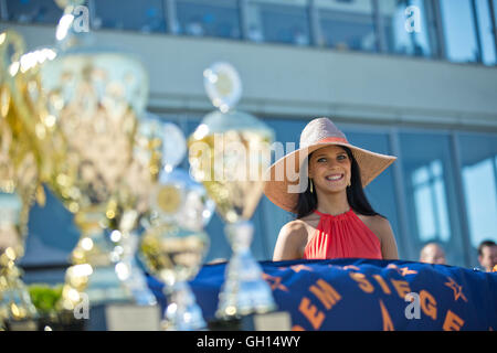 Berlin-Marienfelde, Deutschland. 7. August 2016. Die Sieger-Trophäen neben Julia beim 121. deutsche Traber-Derby auf der Trabrennbahn in Berlin-Marienfelde, Deutschland, 7. August 2016 zu sehen. Foto: Jörg Carstensen/DPA/Alamy Live-Nachrichten Stockfoto