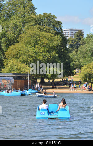 Hyde Park, London, UK. 7. August 2016. Menschen genießen Sie die Sonne in der Nähe der Serpentine im Hyde Park. © Matthew Chattle Stockfoto