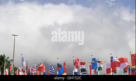 Rio De Janeiro, Brasilien. 7. August 2016. Flaggen sind während der Rio 2016 Olympischen Spiele am Lagoa-Stadion in Rio De Janeiro, Brasilien, 7. August 2016 im Wind flattern. Die Ruderer Epechages und heizt des zweiten Tages waren wegen zu starken Windes abgebrochen. Foto: Soeren Stache/Dpa/Alamy Live News Stockfoto