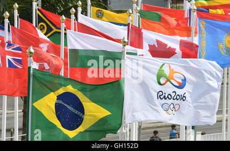 Rio De Janeiro, Brasilien. 7. August 2016. Flaggen sind während der Rio 2016 Olympischen Spiele am Lagoa-Stadion in Rio De Janeiro, Brasilien, 7. August 2016 im Wind flattern. Die Ruderer Epechages und heizt des zweiten Tages waren wegen zu starken Windes abgebrochen. Foto: Soeren Stache/Dpa/Alamy Live News Stockfoto