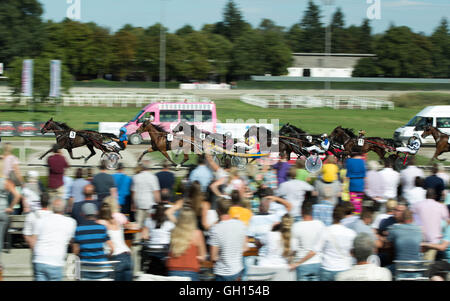 Berlin-Marienfelde, Deutschland. 7. August 2016. Eine Sicht auf die Start des Berlin-Jaegersro Super Trab-Cup 2016 an der 121. deutsche Traber-Derby bei den Trabrennen verfolgen in Berlin-Marienfelde, Deutschland, 7. August 2016. Foto: Jörg Carstensen/DPA/Alamy Live-Nachrichten Stockfoto