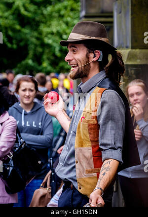 Edinburgh, Schottland. 7. August 2016. Darsteller von Fringe Shows unterhalten in der High Street, ihre Shows zu fördern. Bildnachweis: Andrew Wilson/Alamy Live-Nachrichten Stockfoto