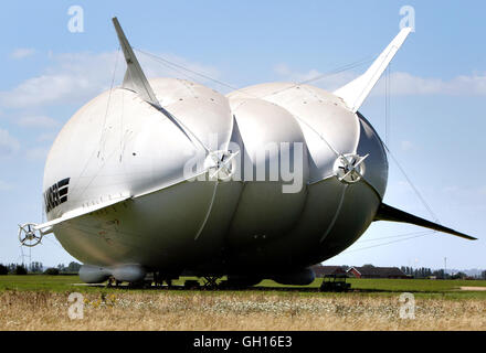 Cardington, Bedfordshire, UK. 7. August 2016. Größte Flugzeug der Welt wurde zum ersten Mal aus seinem Hangar gebracht dieses Wochenende das Flugzeug/Luftschiff-Hybride, Airlander 10 außerhalb Großbritanniens größte Hangar in Cardington, Bedfordshire verschoben wurde. Das 302ft-92 Meter lange Flugzeug geschleppt wurde an den Mast-Standort auf Felder innerhalb der Luft Hybridfahrzeuge Komplex, so dass die £ 25 Millionen der Öffentlichkeit vorgestellt. Datum der seine Erstflug - ursprünglich gehofft, auf den letzten Farnborough Air Show gewesen zu sein - wird noch bekannt gegeben. 7. August 2016 Credit: KEITH MAYHEW/Alamy Live-Nachrichten Stockfoto