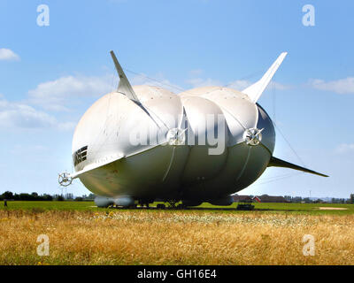 Cardington, Bedfordshire, UK. 7. August 2016. Größte Flugzeug der Welt wurde zum ersten Mal aus seinem Hangar gebracht dieses Wochenende das Flugzeug/Luftschiff-Hybride, Airlander 10 außerhalb Großbritanniens größte Hangar in Cardington, Bedfordshire verschoben wurde. Das 302ft-92 Meter lange Flugzeug geschleppt wurde an den Mast-Standort auf Felder innerhalb der Luft Hybridfahrzeuge Komplex, so dass die £ 25 Millionen der Öffentlichkeit vorgestellt. Datum der seine Erstflug - ursprünglich gehofft, auf den letzten Farnborough Air Show gewesen zu sein - wird noch bekannt gegeben. 7. August 2016 Credit: KEITH MAYHEW/Alamy Live-Nachrichten Stockfoto