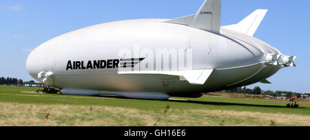 Cardington, Bedfordshire, UK. 7. August 2016. Größte Flugzeug der Welt wurde zum ersten Mal aus seinem Hangar gebracht dieses Wochenende das Flugzeug/Luftschiff-Hybride, Airlander 10 außerhalb Großbritanniens größte Hangar in Cardington, Bedfordshire verschoben wurde. Das 302ft-92 Meter lange Flugzeug geschleppt wurde an den Mast-Standort auf Felder innerhalb der Luft Hybridfahrzeuge Komplex, so dass die £ 25 Millionen der Öffentlichkeit vorgestellt. Datum der seine Erstflug - ursprünglich gehofft, auf den letzten Farnborough Air Show gewesen zu sein - wird noch bekannt gegeben. 7. August 2016 Credit: KEITH MAYHEW/Alamy Live-Nachrichten Stockfoto