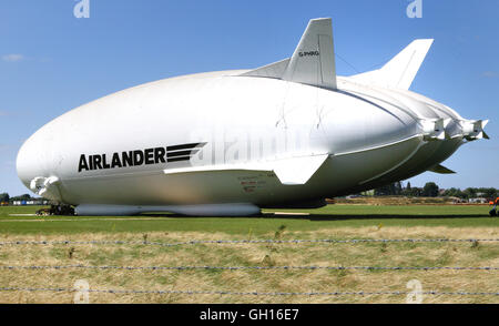 Cardington, Bedfordshire, UK. 7. August 2016. Größte Flugzeug der Welt wurde zum ersten Mal aus seinem Hangar gebracht dieses Wochenende das Flugzeug/Luftschiff-Hybride, Airlander 10 außerhalb Großbritanniens größte Hangar in Cardington, Bedfordshire verschoben wurde. Das 302ft-92 Meter lange Flugzeug geschleppt wurde an den Mast-Standort auf Felder innerhalb der Luft Hybridfahrzeuge Komplex, so dass die £ 25 Millionen der Öffentlichkeit vorgestellt. Datum der seine Erstflug - ursprünglich gehofft, auf den letzten Farnborough Air Show gewesen zu sein - wird noch bekannt gegeben. 7. August 2016 Credit: KEITH MAYHEW/Alamy Live-Nachrichten Stockfoto